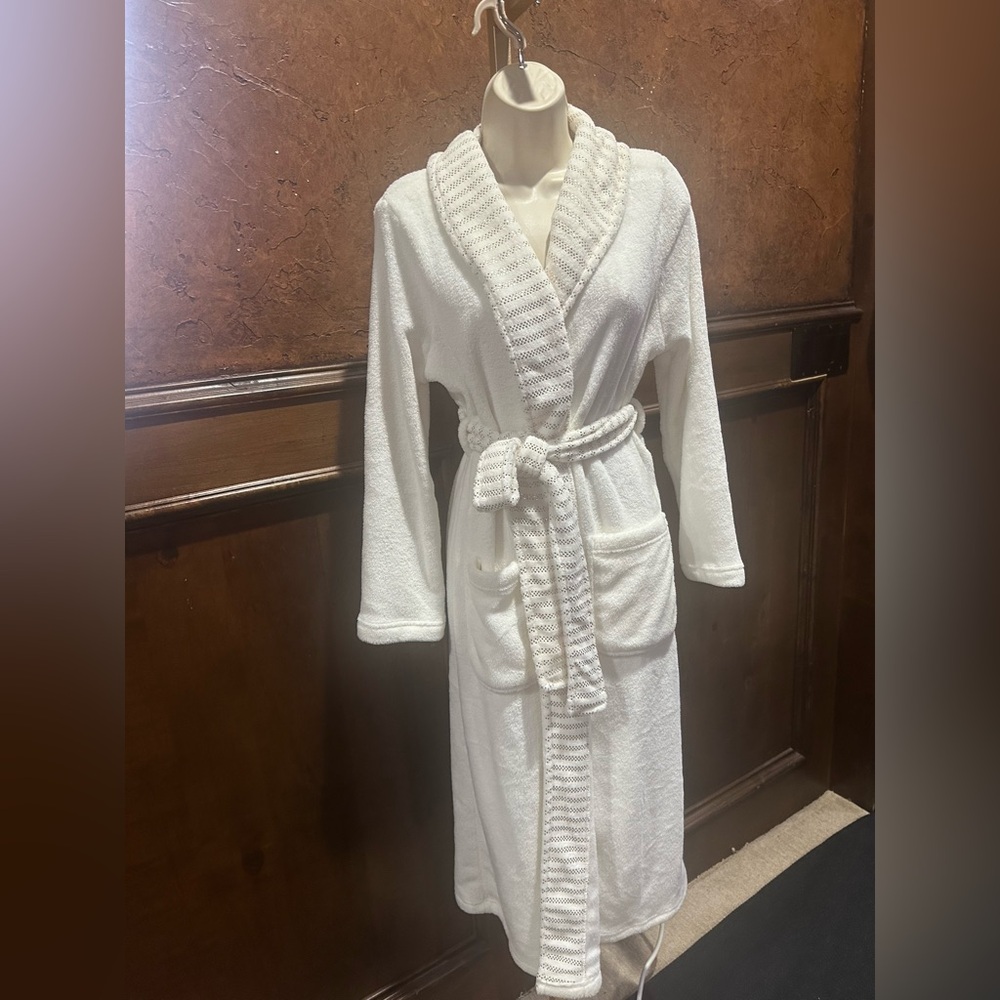 NWOT SIZE XS Cuddl Duds Plush White Bathrobe
